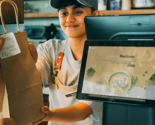 Erfahre, warum Corporate Influencer heute unverzichtbar für eine starke Unternehmenspräsenz sind. Mitarbeitende als authentische Botschafter stärken das Markenimage, schaffen Vertrauen und fördern eine menschliche Verbindung zu Kunden und potenziellen Talenten. Entdecke, wie Corporate Influencer auf LinkedIn und anderen Plattformen die Sichtbarkeit und Glaubwürdigkeit deines Unternehmens steigern können. © Pexels / iMin Technology